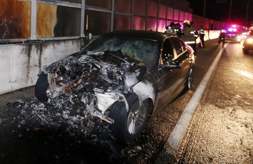 주행 중 화재 사고로 전소된 BMW 520d.  연합뉴스